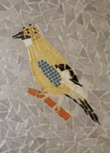 Table basse en mosaïque motifs oiseaux gros plan 2